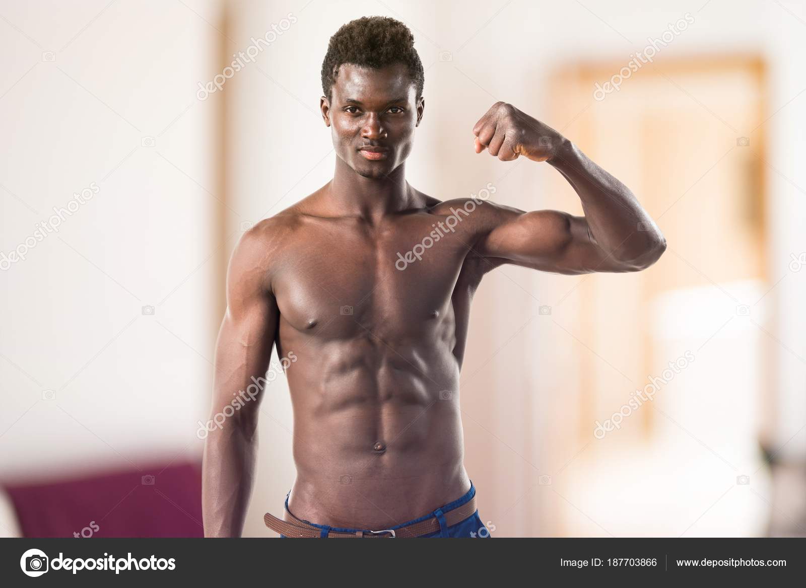 Hombre Negro Guapo Con Cuerpo Atletico Posando Foto De Stock C Luismolinero 187703866
