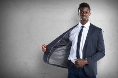 Yakışıklı iş siyah adamı dokulu arka plan üzerinde