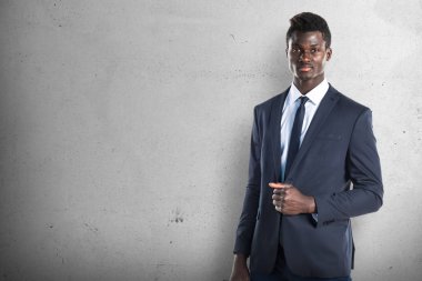 Yakışıklı iş siyah adamı dokulu arka plan üzerinde