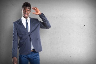 Sürpriz jest dokulu arka plan yapan siyah erkek