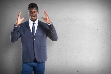 Sürpriz jest dokulu arka plan yapan siyah erkek