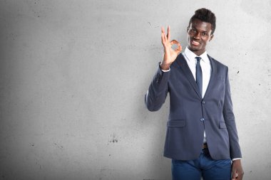 Siyah adam Tamam dokulu arka plan üzerinde kayıt yapma