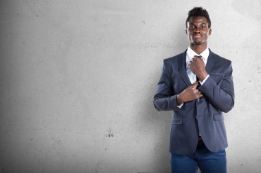 Yakışıklı iş siyah adamı dokulu arka plan üzerinde