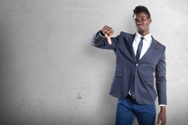 Dokulu arka plan üzerinde kötü sinyal yapan yakışıklı siyah erkek