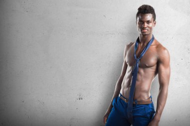 Yakışıklı siyah adam atletik vücut üzerinde dokulu backgro poz ile