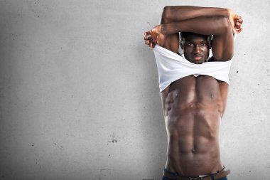 Dokulu arka plan üzerinde poz yakışıklı zenci