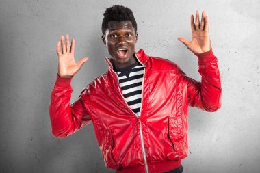 Sürpriz jest dokulu arka plan yapan yakışıklı siyah erkek