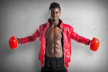 Boks eldivenleri dokulu arka plan üzerinde siyah adam