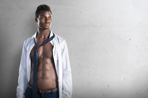 Bello nero uomo con corpo atletico su sfondo strutturato — Foto Stock
