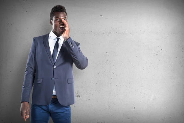 Bonito homem negro gritando no fundo texturizado — Fotografia de Stock