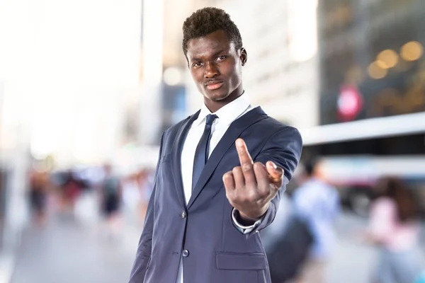 Чёрный человек делает жест рога — стоковое фото