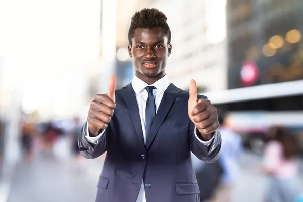 Bonito homem negro com polegar para cima — Fotografia de Stock