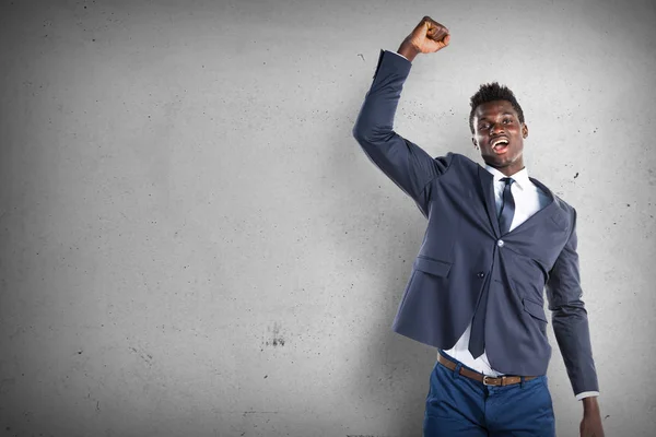 Suerte guapo hombre negro sobre fondo texturizado —  Fotos de Stock