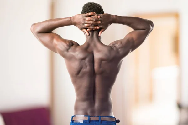 Hombre negro guapo con cuerpo atlético posando — Foto de Stock
