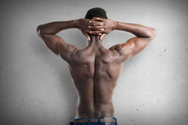 Όμορφος Μαύρος άνδρας με αθλητικό σώμα, θέτοντας την υφή backgro — Φωτογραφία Αρχείου