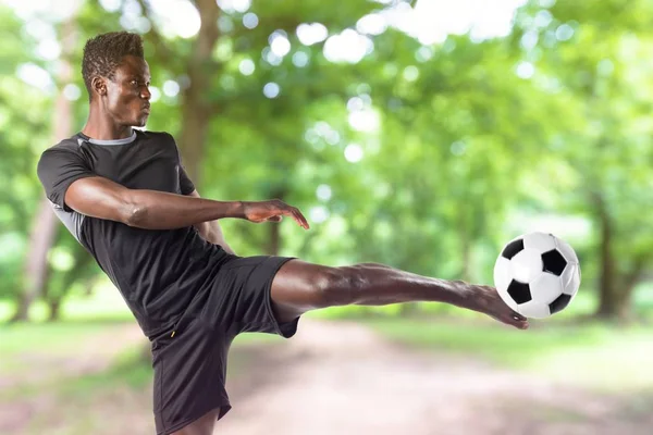 Uomo nero giocare a calcio — Foto Stock