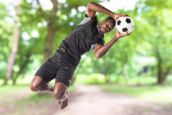 Zwarte man voetballen — Stockfoto