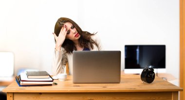 Onu laptop ofisteki çalımakta sinirli iş kadını