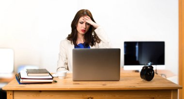 Onu laptop ofisteki çalımakta sinirli iş kadını