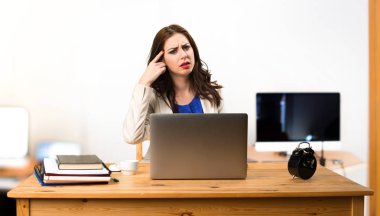 Onu laptop ile çalışma ve çılgın jest yapmak iş kadını 