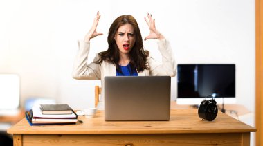 Onu laptop ofisteki çalımakta sinirli iş kadını