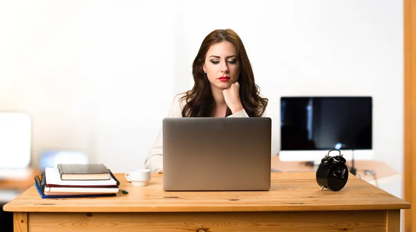 Επιχειρήσεων γυναίκα που εργάζεται με το laptop στο γραφείο — Φωτογραφία Αρχείου