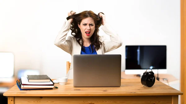 Gefrustreerd zakenvrouw werken met haar laptop in het kantoor — Stockfoto