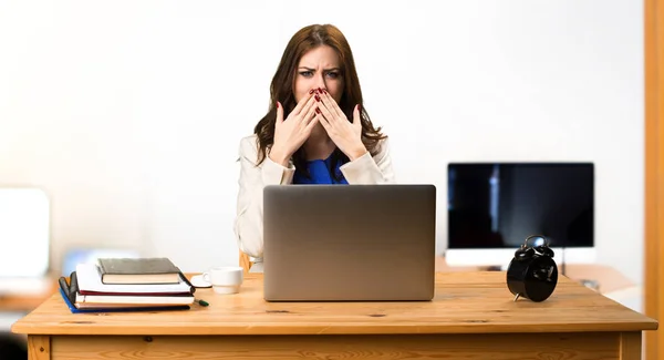 Affärskvinna arbetar med sin laptop och som täcker hennes mun i — Stockfoto