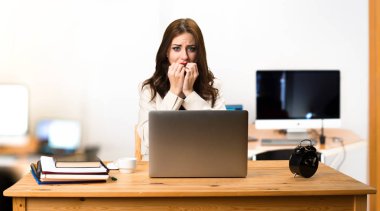 Onu laptop ofisteki çalımakta korkmuş iş kadını