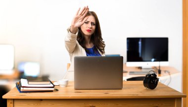 Onu laptop ile çalışma ve t dur işareti yapmak iş kadını