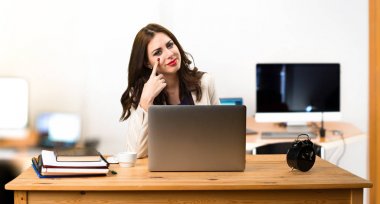 Onu laptop ile çalışan ve bir şey gösteren iş kadını 