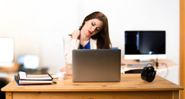 Onu laptop ve omuz ağrısı ile çalışan iş kadın