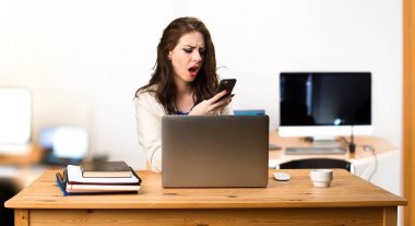 Onu laptop ile ve onun cep TH çalışma iş kadını