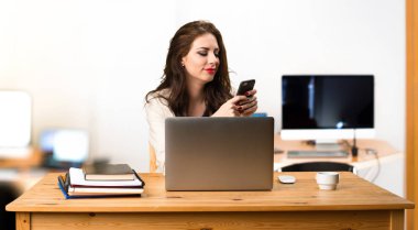 Onu laptop ile ve onun cep TH çalışma iş kadını