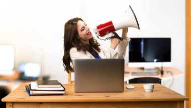 Onu laptop ile çalışan ve bir megafon holding iş kadını ben