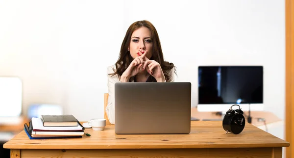 Επιχειρήσεων γυναίκα λειτουργεί με το laptop της και καθιστώντας gestur σιωπή — Φωτογραφία Αρχείου