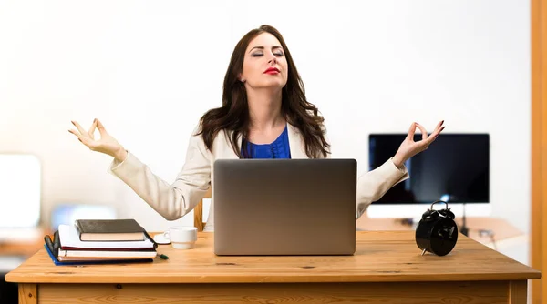 Zakenvrouw werkt samen met haar laptop en op zen plaats in th — Stockfoto