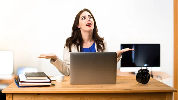 Femme d'affaires travaillant avec son ordinateur portable et en position zen en th — Photo
