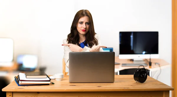 Επιχειρήσεων γυναίκα λειτουργεί με το laptop της και δείχνοντας στη μεταγενέστερη — Φωτογραφία Αρχείου