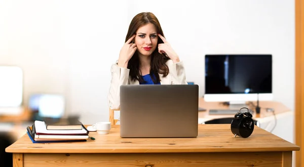 Деловая женщина работает со своим ноутбуком и думает в офисе — стоковое фото