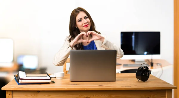 Επιχειρήσεων γυναίκα λειτουργεί με το laptop και κάνοντας μια καρδιά με h — Φωτογραφία Αρχείου