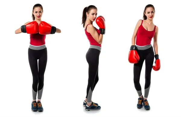 Mujer bastante deportiva con guantes de boxeo —  Fotos de Stock