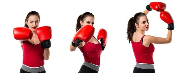 Mujer bastante deportiva con guantes de boxeo — Foto de Stock