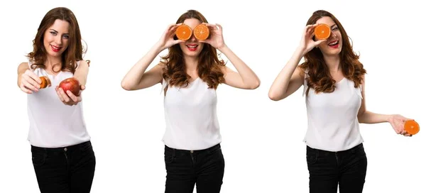 Ensemble de belle jeune fille portant des tranches d'orange comme lunettes — Photo