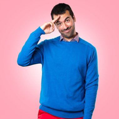 Renkli arka plan üzerinde selamlayan yakışıklı genç