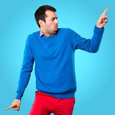 Renkli arka plan üzerinde dans yakışıklı genç