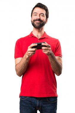 İzole beyaz video oyunları oynarken mutlu yakışıklı genç 