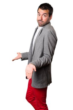 Yakışıklı adam izole arka plan üzerinde önemsiz jest yapma