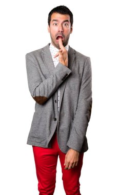 Yakışıklı adam intihar jest yapma arka plan izole