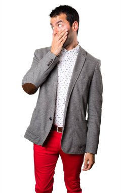 Yakışıklı adam ağzını yalıtılmış zemin üzerine kaplama